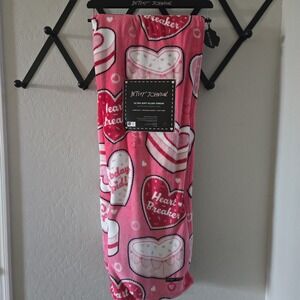 Betsey Johnson Soft Plush Throw Blanket 50x70 Valentines Heart Cakes Pink NWT